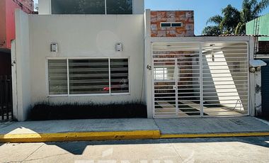 Casa en venta en Fracc. San José- Coatepec: Habitación en PB y amplio jardín