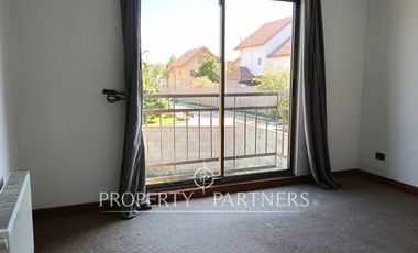 Casa en arriendo en Peñalolén con excelente terreno condominio Arboleda