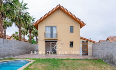 Casa en arriendo en Peñalolén con excelente terreno condominio Arboleda