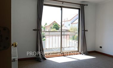 Casa en arriendo en Peñalolén con excelente terreno condominio Arboleda