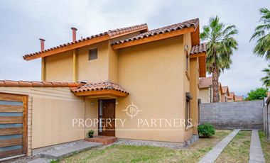 Casa en arriendo en Peñalolén con excelente terreno condominio Arboleda