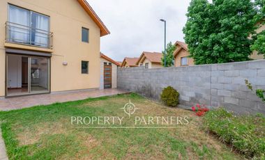 Casa en arriendo en Peñalolén con excelente terreno condominio Arboleda