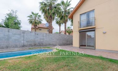 Casa en arriendo en Peñalolén con excelente terreno condominio Arboleda