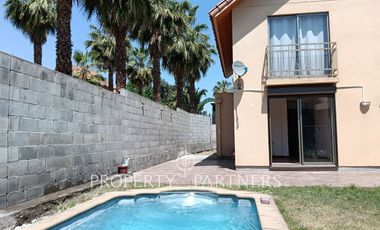 Casa en arriendo en Peñalolén con excelente terreno condominio Arboleda