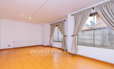 Casa en arriendo en Peñalolén con excelente terreno condominio Arboleda