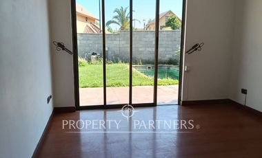 Casa en arriendo en Peñalolén con excelente terreno condominio Arboleda