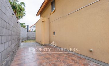 Casa en arriendo en Peñalolén con excelente terreno condominio Arboleda