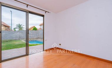 Casa en arriendo en Peñalolén con excelente terreno condominio Arboleda