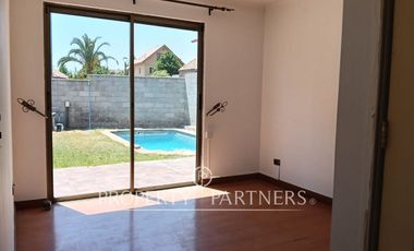 Casa en arriendo en Peñalolén con excelente terreno condominio Arboleda