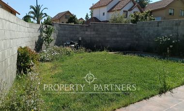 Casa en arriendo en Peñalolén con excelente terreno condominio Arboleda