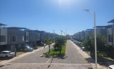 Renta casa en condominio atrás de Plaza San Diego, Puebla.