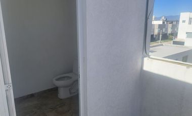 Renta casa en condominio atrás de Plaza San Diego, Puebla.