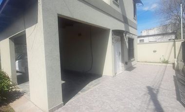 Casa en venta - 2 Dormitorios 2 Baños - 85Mts2 - Lobos