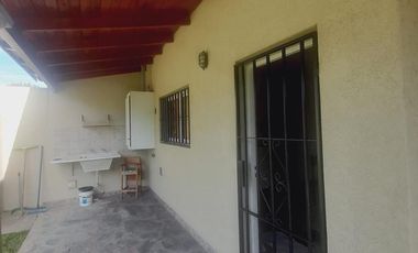 Casa en venta - 2 Dormitorios 2 Baños - 85Mts2 - Lobos