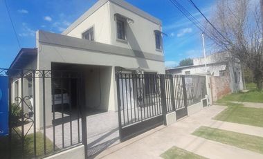 Casa en venta - 2 Dormitorios 2 Baños - 85Mts2 - Lobos