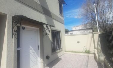 Casa en venta - 2 Dormitorios 2 Baños - 85Mts2 - Lobos