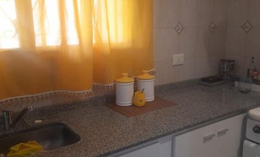 Casa en venta - 2 Dormitorios 2 Baños - 85Mts2 - Lobos