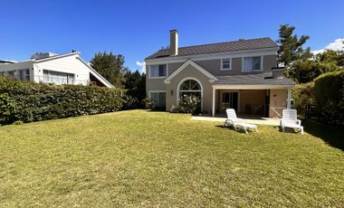Propiedad en 2 Plantas con Piscina