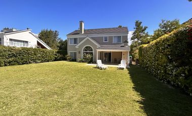 Propiedad en 2 Plantas con Piscina