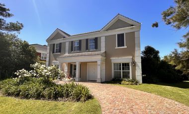 Propiedad en 2 Plantas con Piscina