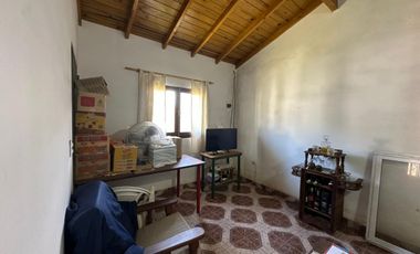 Venta Casa 2 ambientes con amplio patio