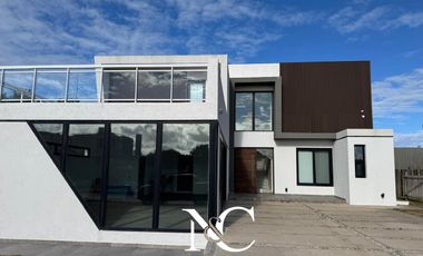 Casa en  venta en Costa Esmeralda vista al mar