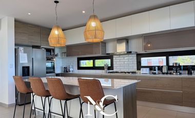 Casa en  venta en Costa Esmeralda vista al mar