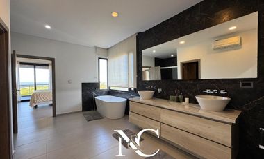 Casa en  venta en Costa Esmeralda vista al mar