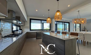 Casa en  venta en Costa Esmeralda vista al mar