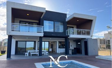 Casa en  venta en Costa Esmeralda vista al mar