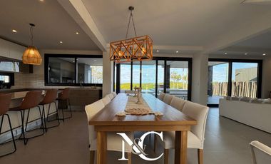 Casa en  venta en Costa Esmeralda vista al mar