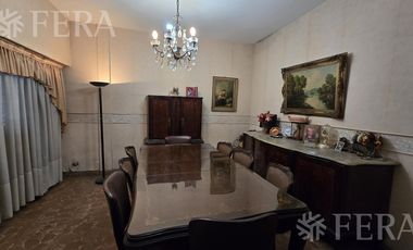 Venta casa de 4 ambientes con cochera y galeria en Barracas