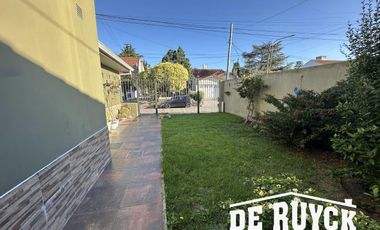 Chalet en Barrio Parque Calchaquí, lote  de 459m2