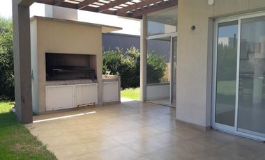 Casa  4 dormitorios con dependencia en el Barrio Cerrado  La Comarca