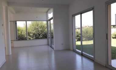 Casa  4 dormitorios con dependencia en el Barrio Cerrado  La Comarca