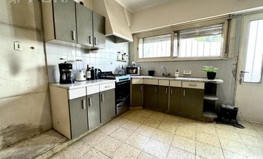 Venta de casa de 4 ambientes con cochera en  Bernal