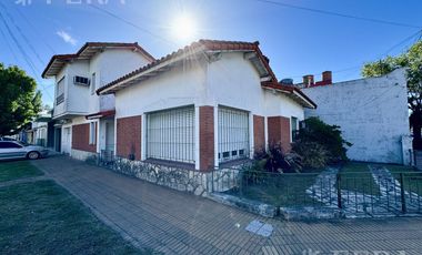 Venta de casa de 4 ambientes con cochera en  Bernal