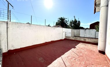 Venta de casa de 4 ambientes con cochera en  Bernal