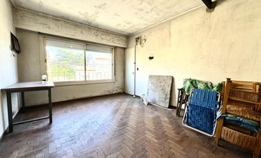 Venta de casa de 4 ambientes con cochera en  Bernal