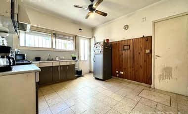 Venta de casa de 4 ambientes con cochera en  Bernal