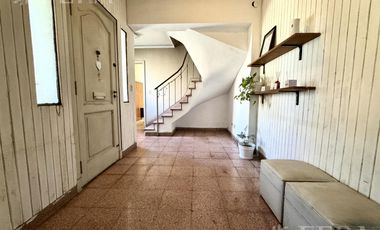 Venta de casa de 4 ambientes con cochera en  Bernal