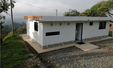 SE RENTA CASA EN VEREDA LA CLARA GUARNE