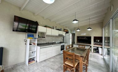 Casa en venta - 3 Dormitorios 3 Baños - 602Mts2 - Valeria del Mar