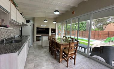 Casa en venta - 3 Dormitorios 3 Baños - 602Mts2 - Valeria del Mar