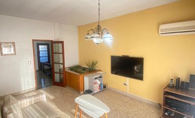 Casa de tres ambientes con cochera en Sarandi a la Venta