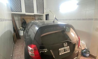 Casa de tres ambientes con cochera en Sarandi a la Venta