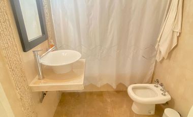 Casa de tres ambientes con cochera en Sarandi a la Venta