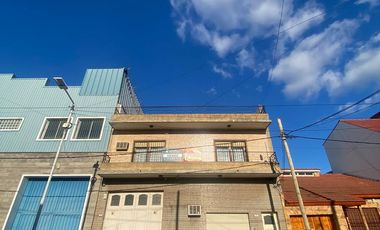 Casa de tres ambientes con cochera en Sarandi a la Venta