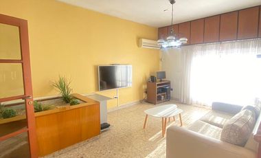 Casa de tres ambientes con cochera en Sarandi a la Venta
