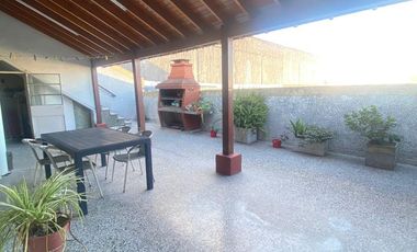 Casa de tres ambientes con cochera en Sarandi a la Venta